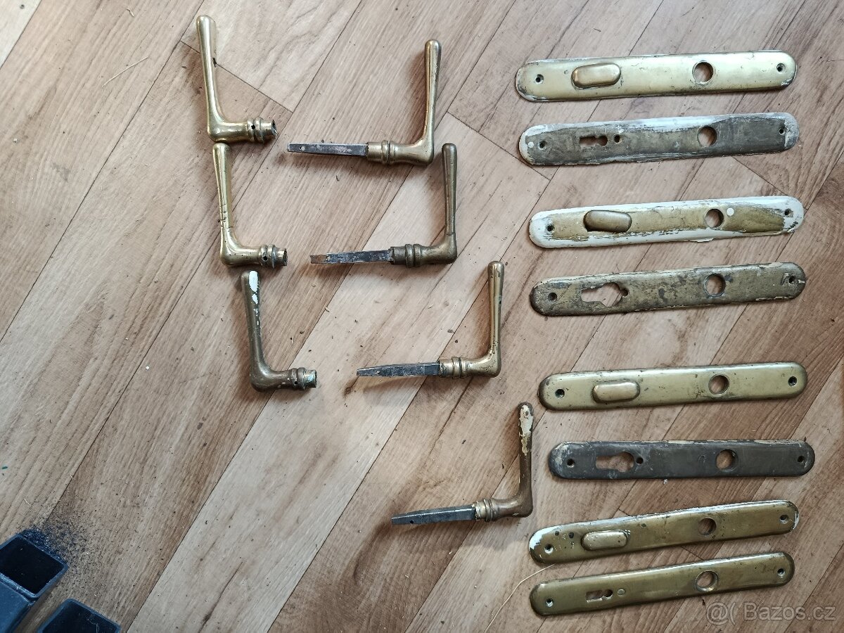 Mosazné kliky a štítky