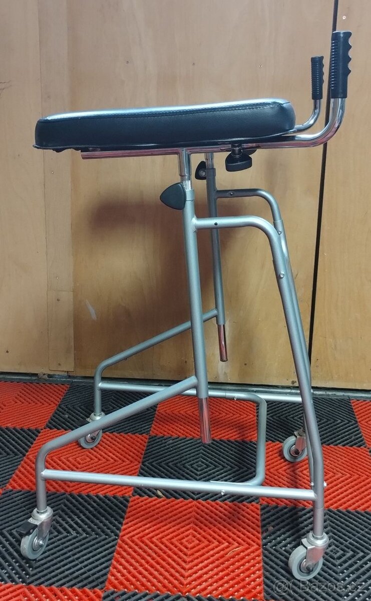 Chodítko s opěrnou deskou.