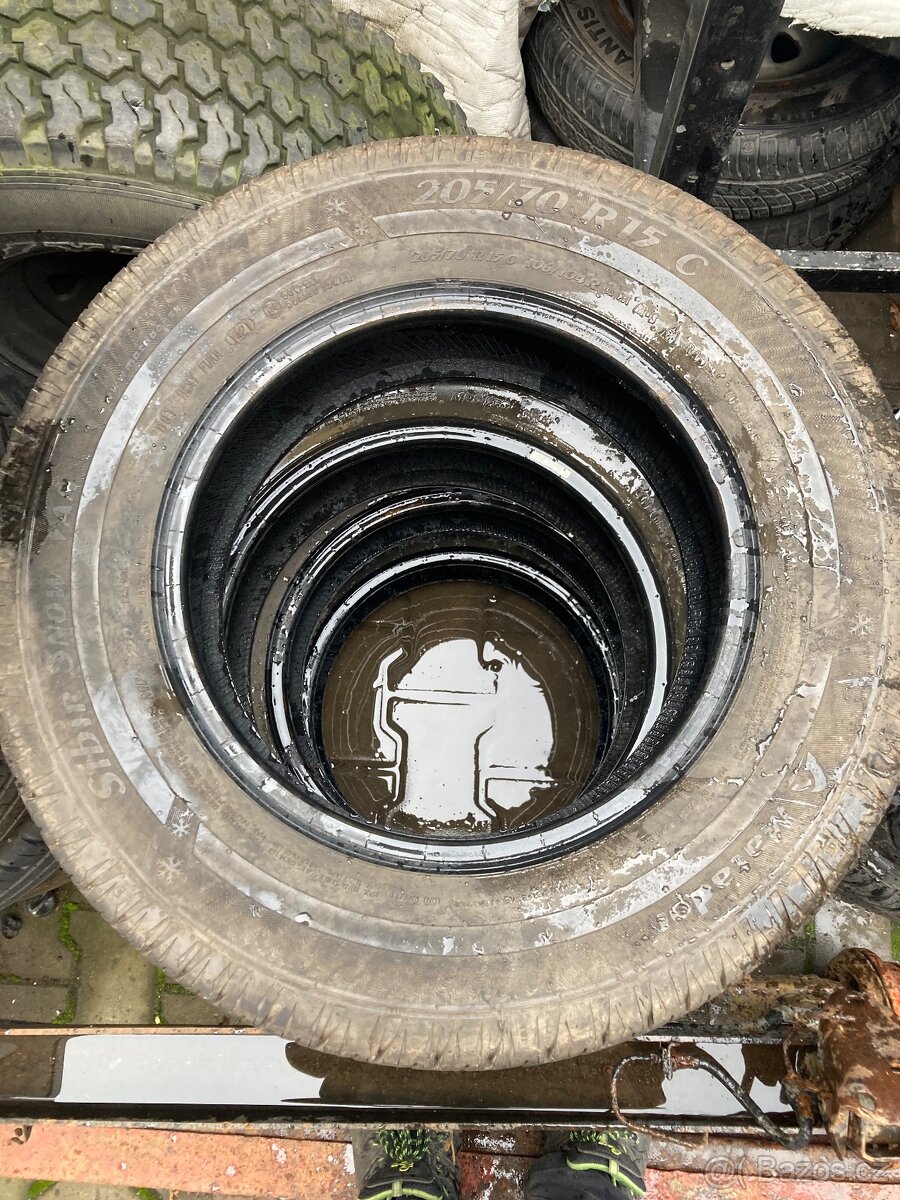 Zimní pneumatiky 205/70R15 C  ( dodávka)