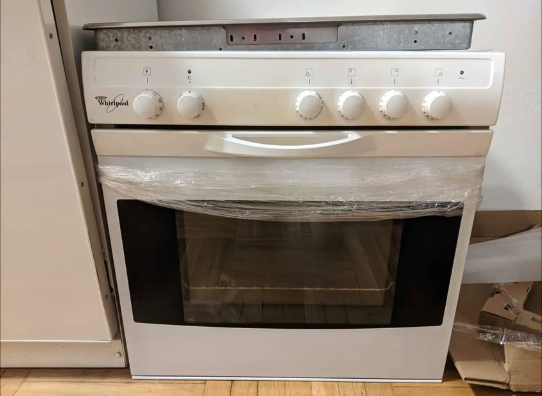 Vestavěná trouba Whirlpool se sklokeramickou deskou.