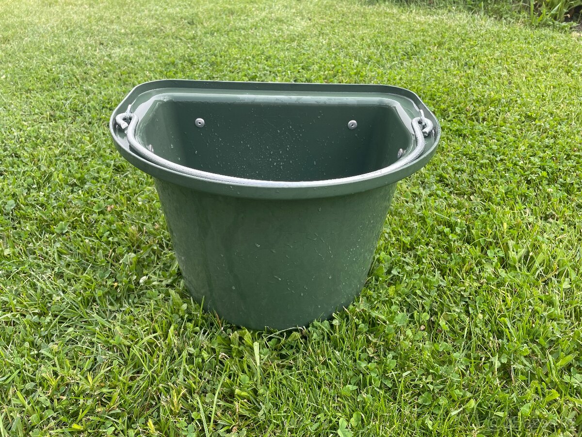 Stájové vědro závěsné