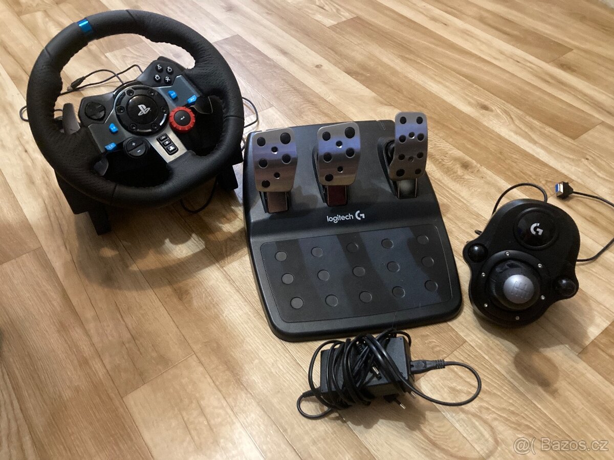 Logitech G29 s řadící pákou