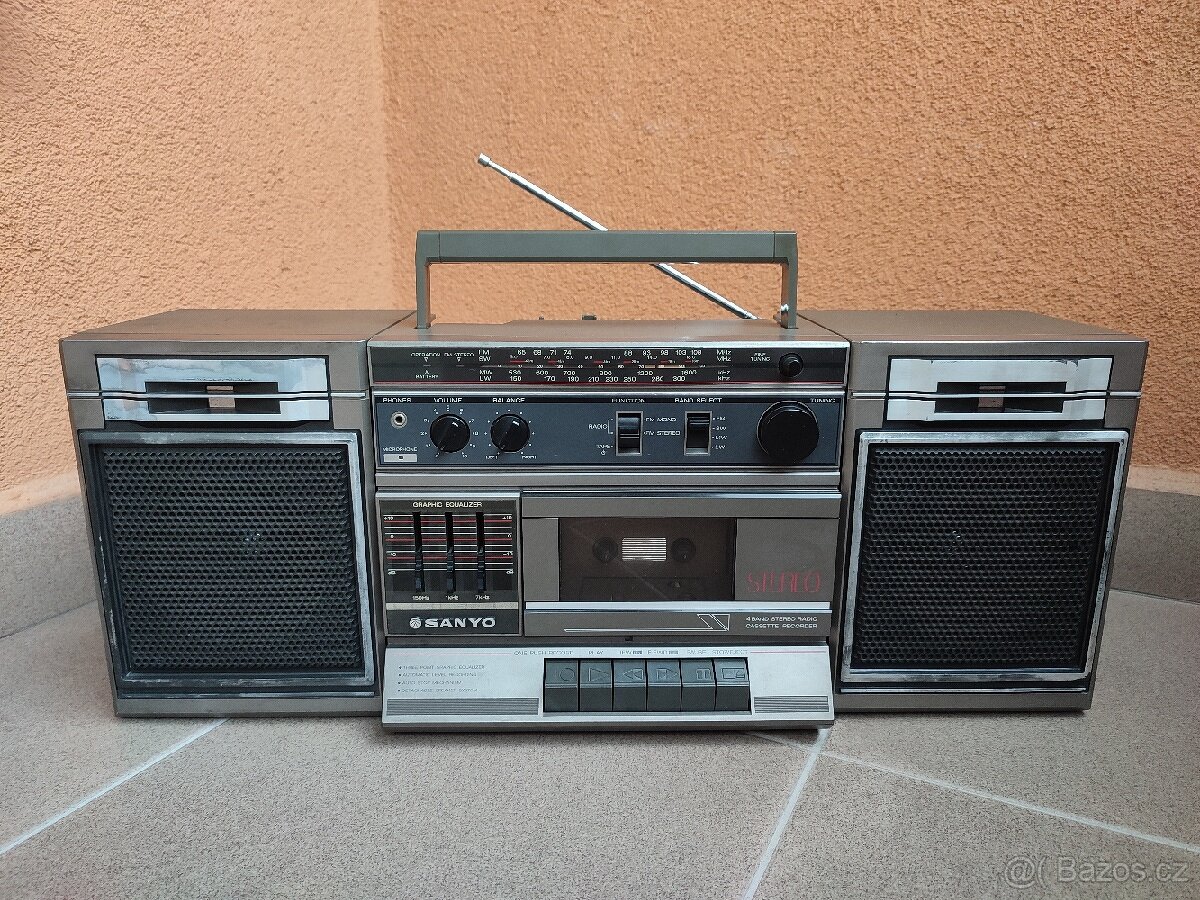 STEREO RADIO CASSETTE RECORDER SANYO M 9711LO.