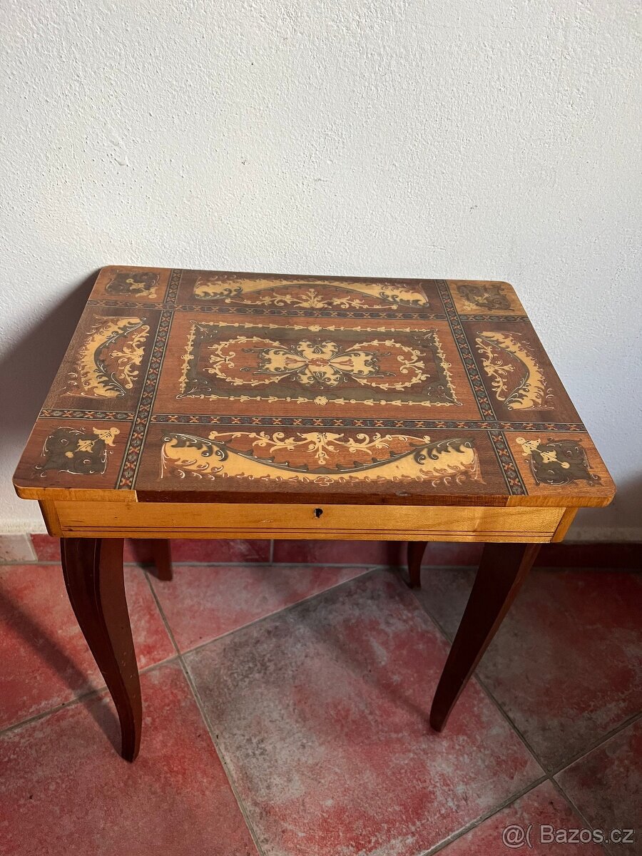 Starožitná hrací skříňka - intarzie