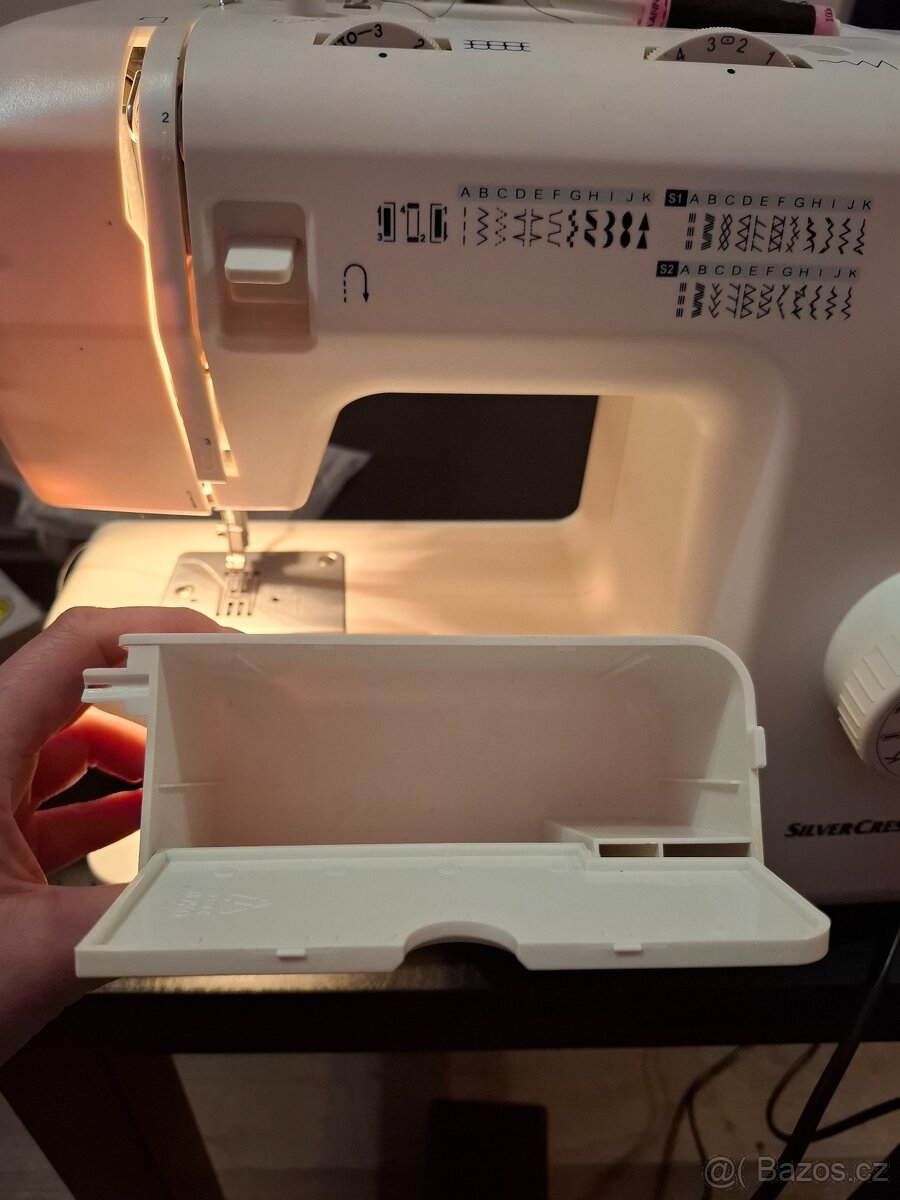 Šicí stroj s overlockovým stehem