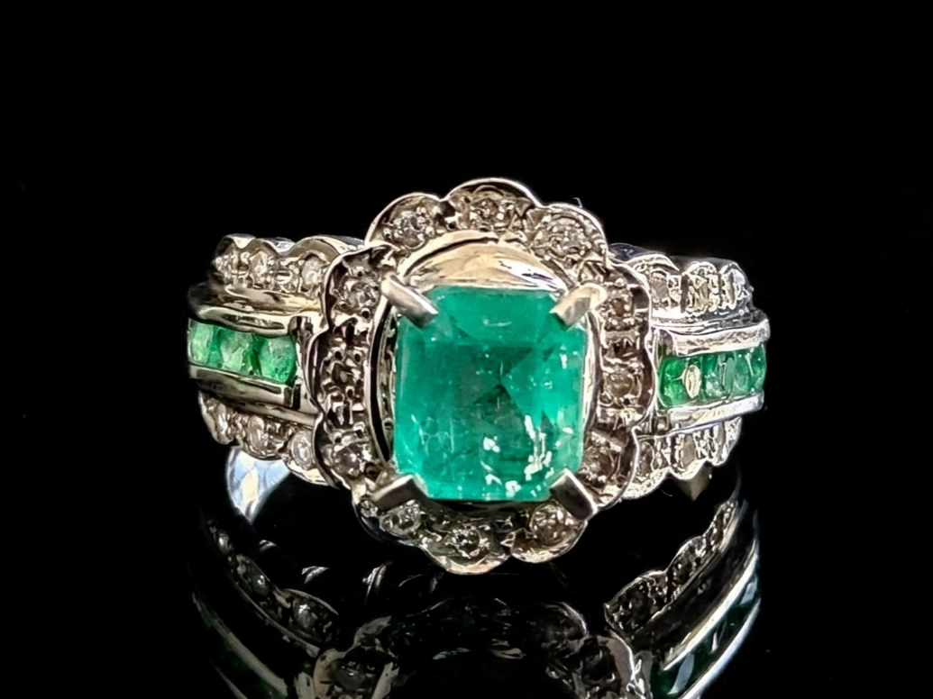 PLATINOVÝ DIAMANTOVÝ PRSTEN SE SMARAGDY