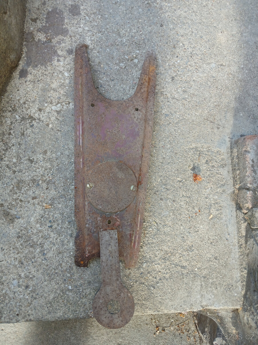 Kryt nádrže,stojánek