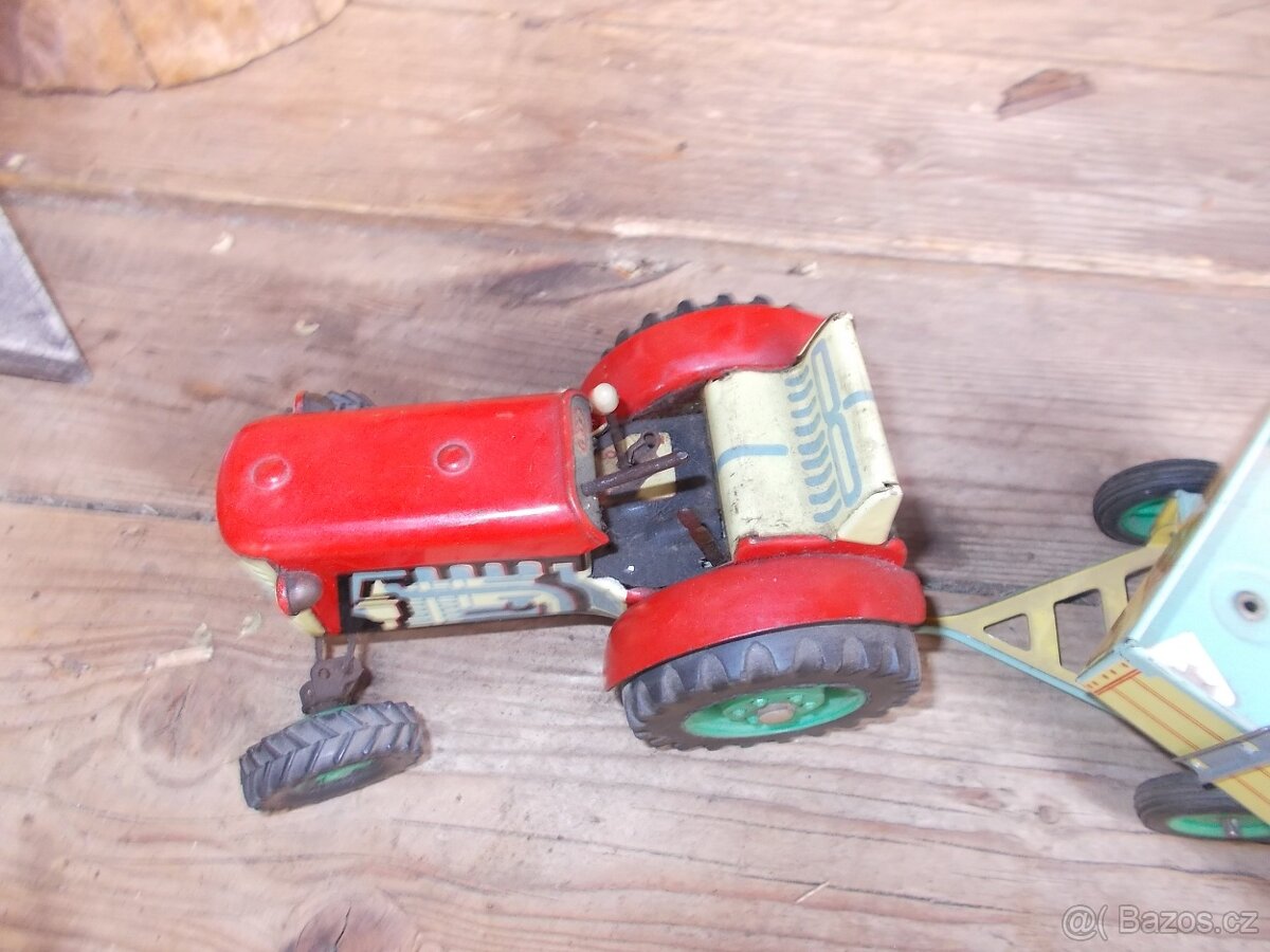 Plechový traktor s valníkem