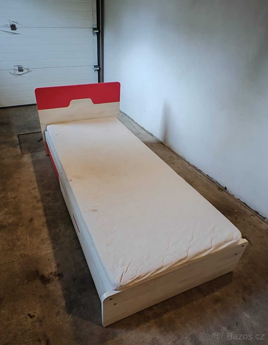 Postel s matrací