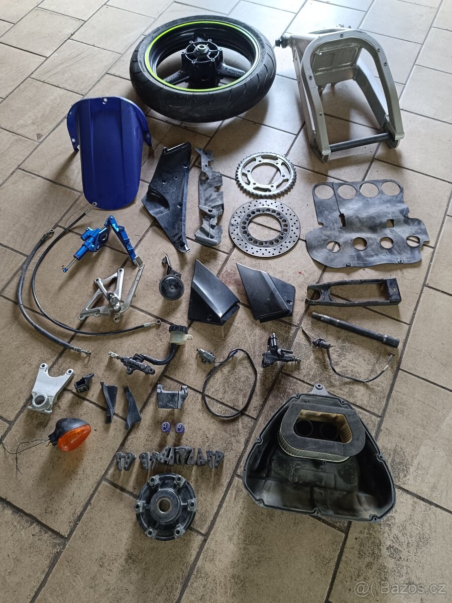 Yamaha R1 díly rok 00