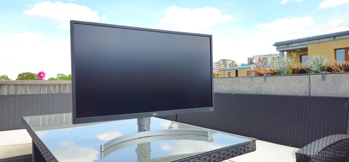LG 27UL550-W