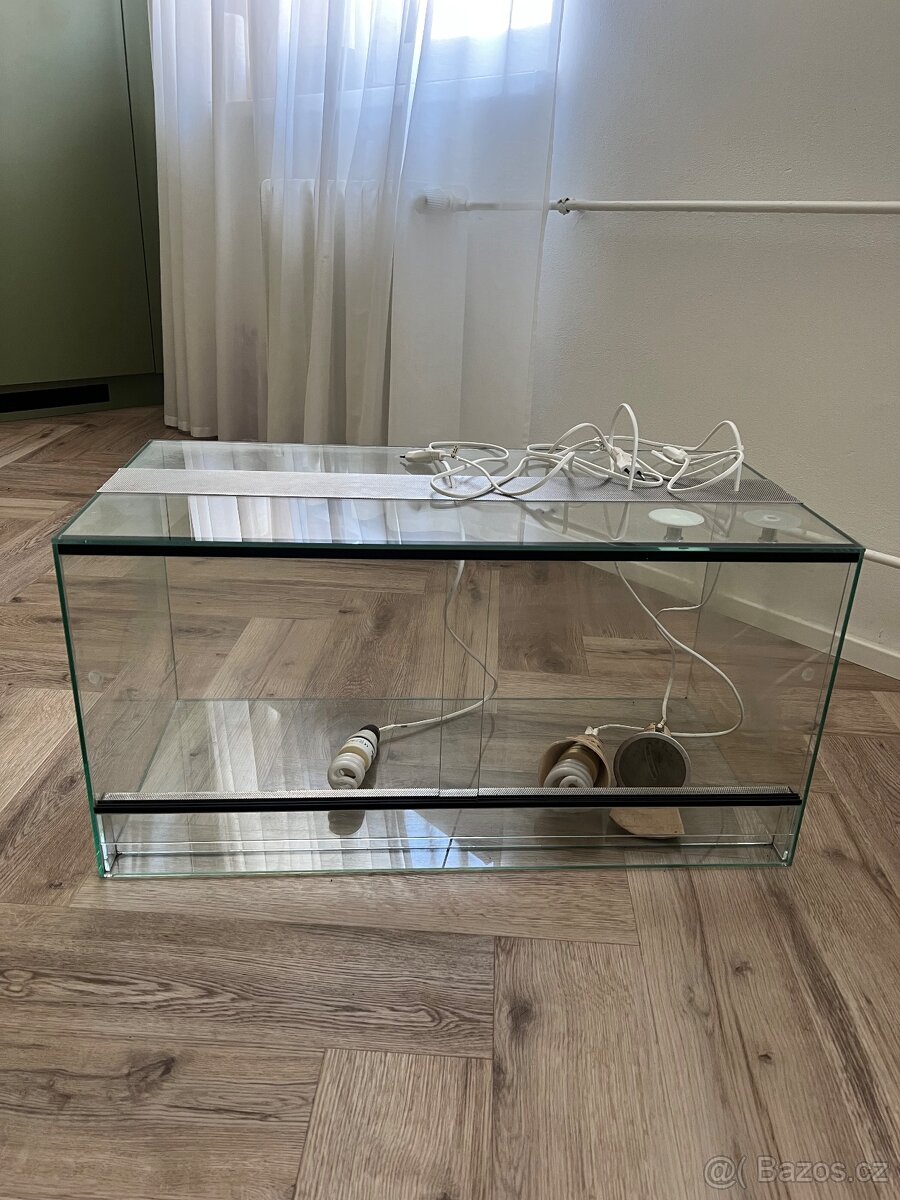 Terárium s dvojím větráním a elekroinstalací