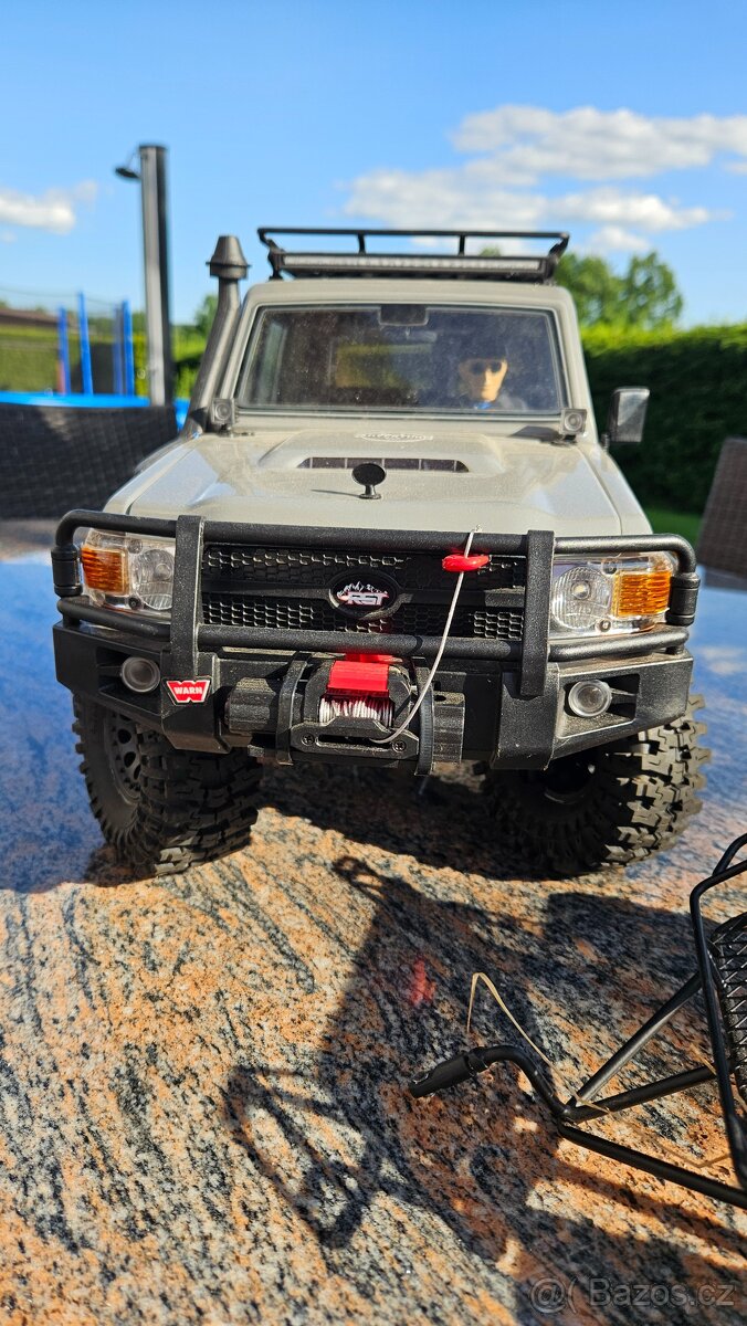 RC model RGT 1/10 Rescuer LC76 4WD