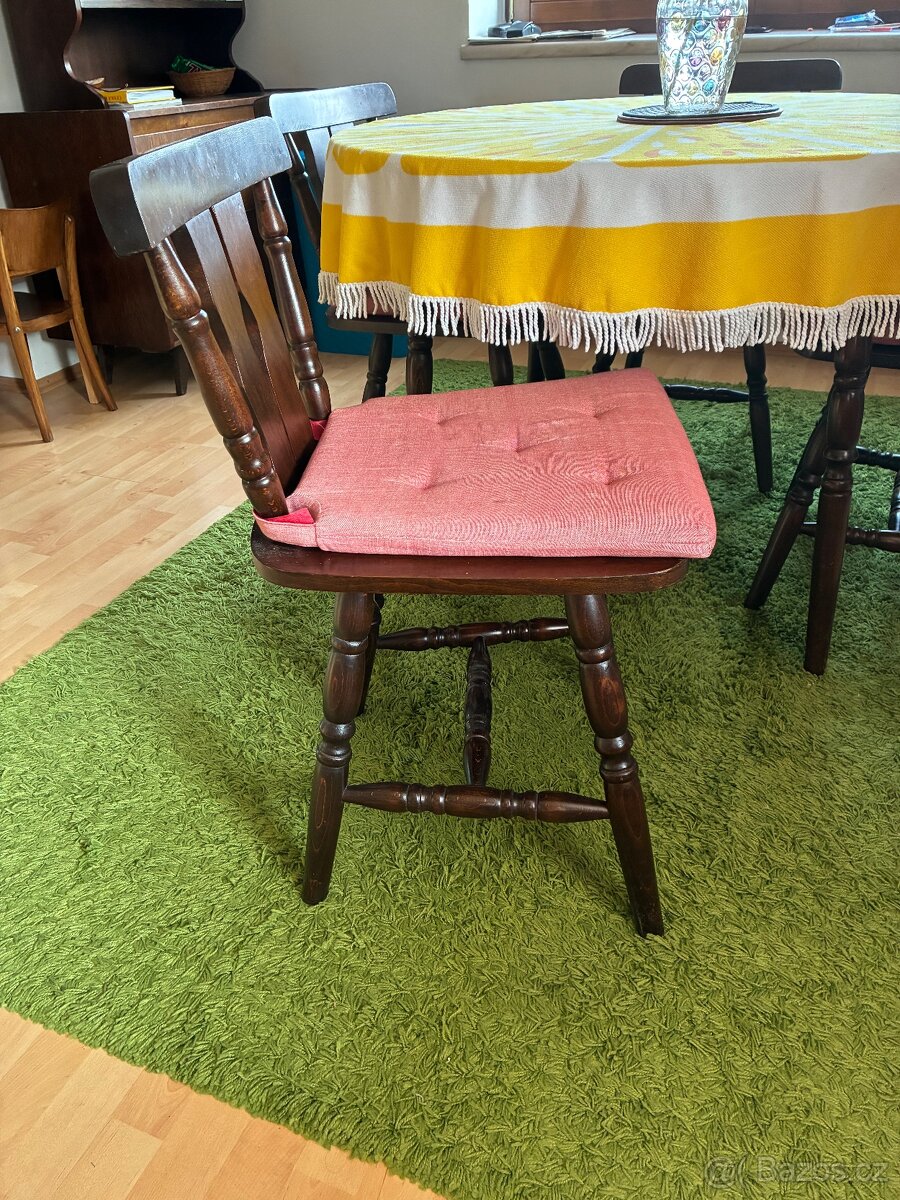 Masivní židle
