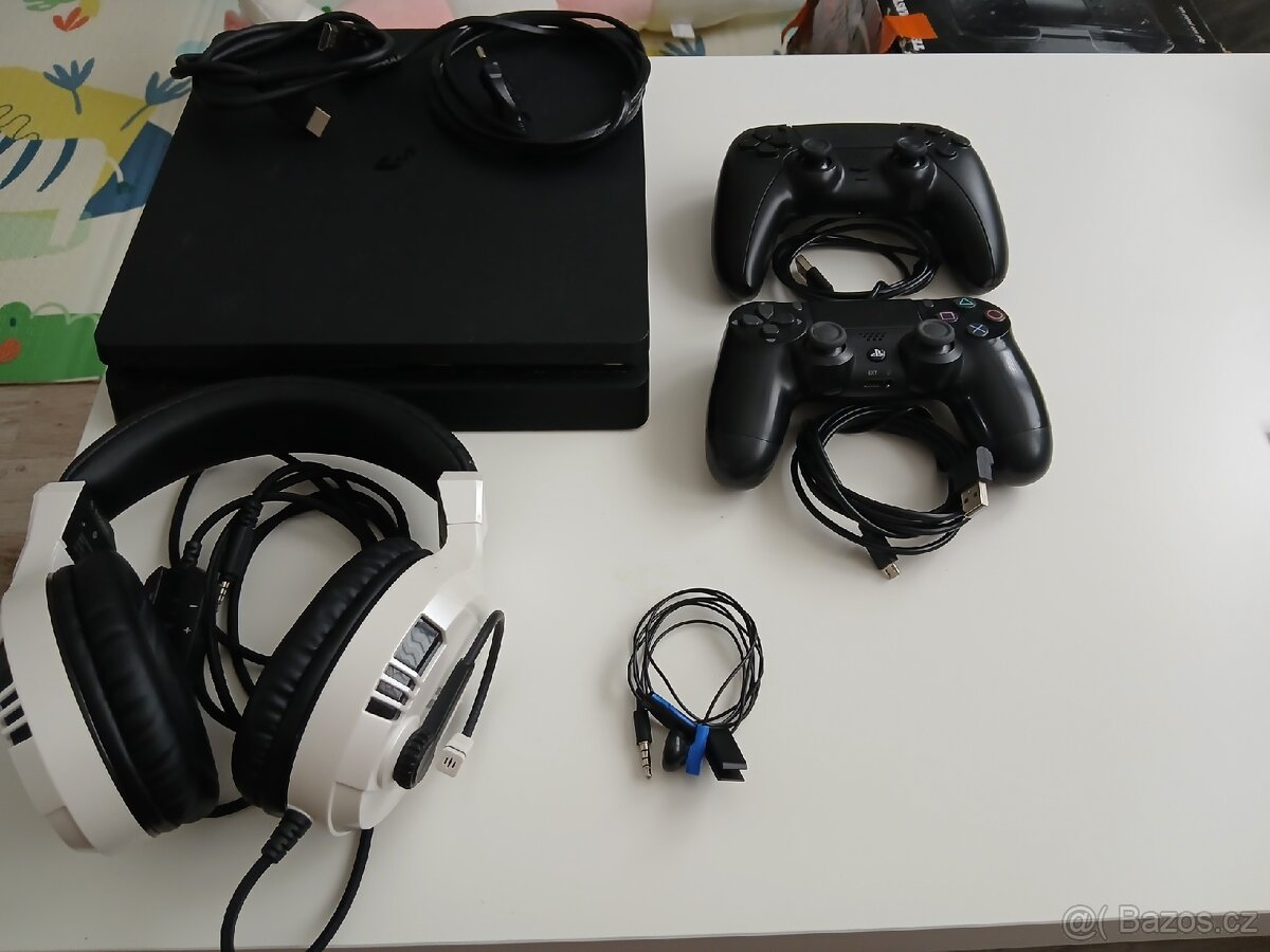 Playstation 4 + příslušenství