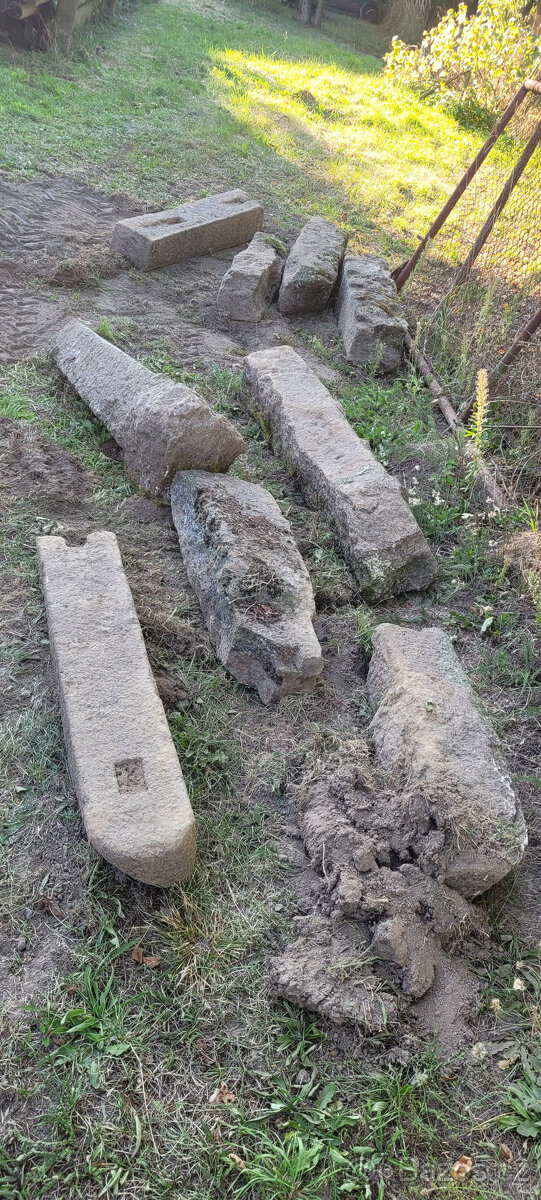 Kamenné plotové sloupky