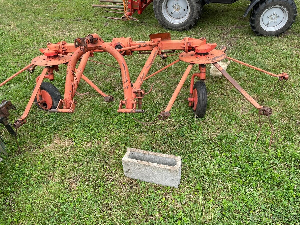 Obraceč sena nesený