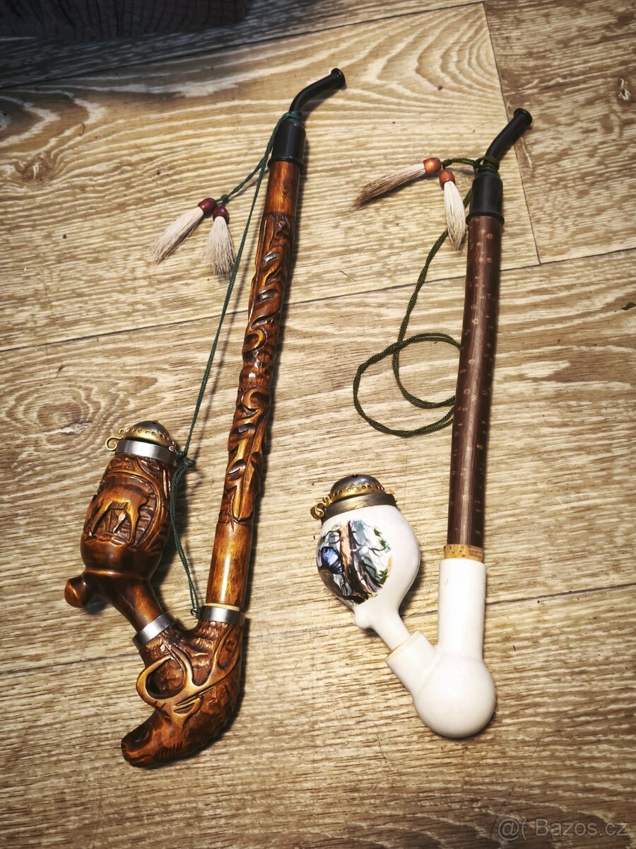 Staré dýmky s mysliveckým motivem.