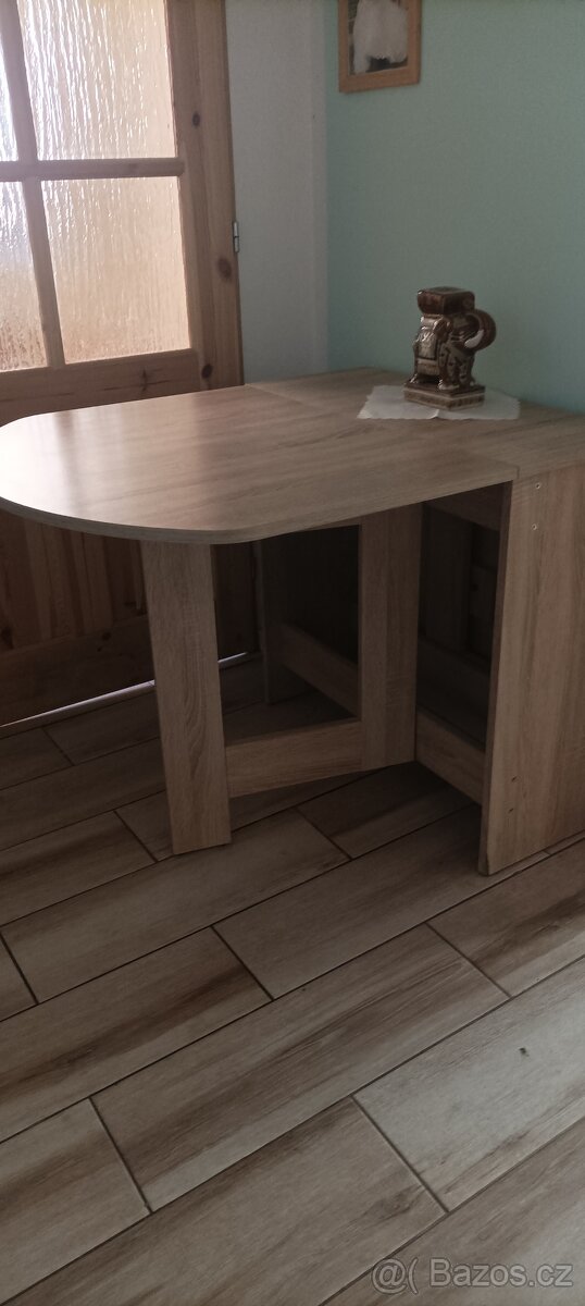 Rozkládací jídelní stůl