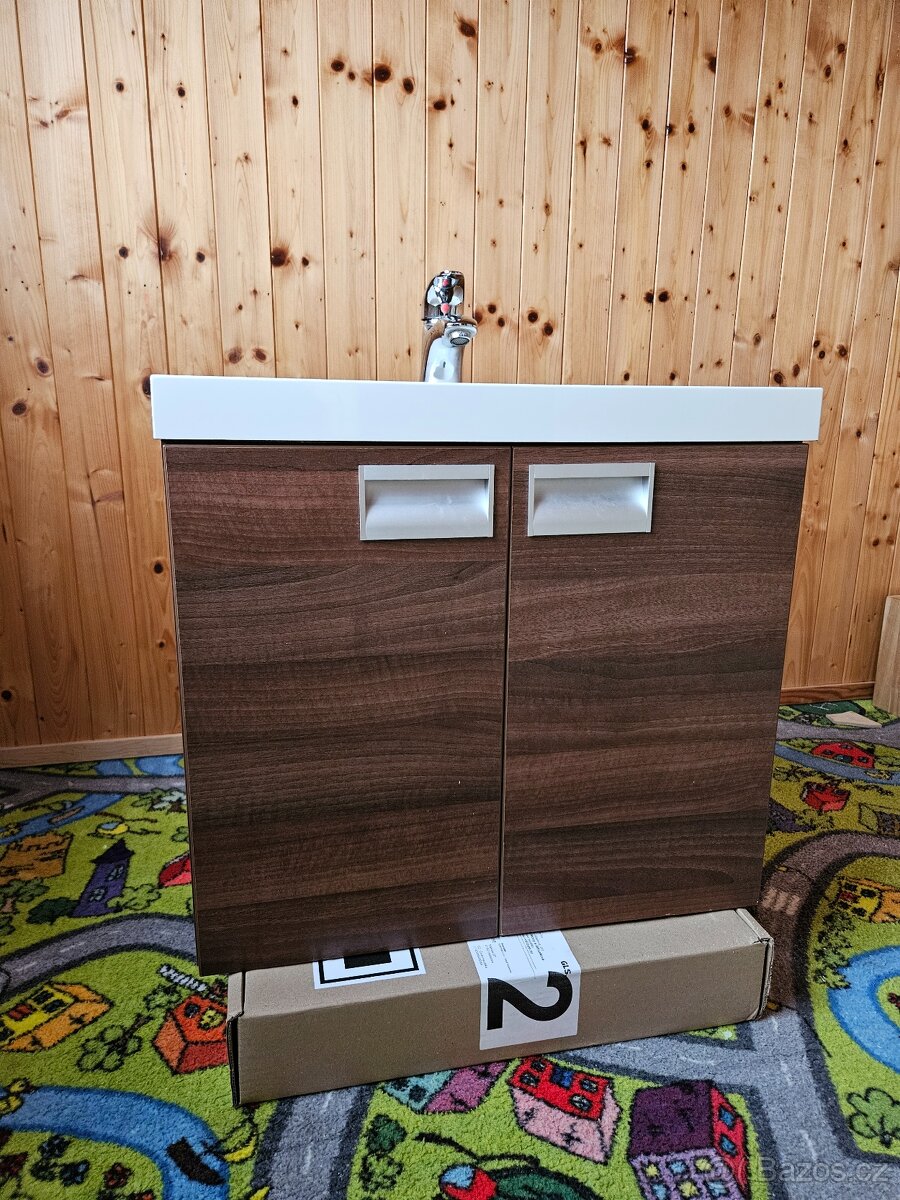 Koupelnová skříň s umyvadlem.