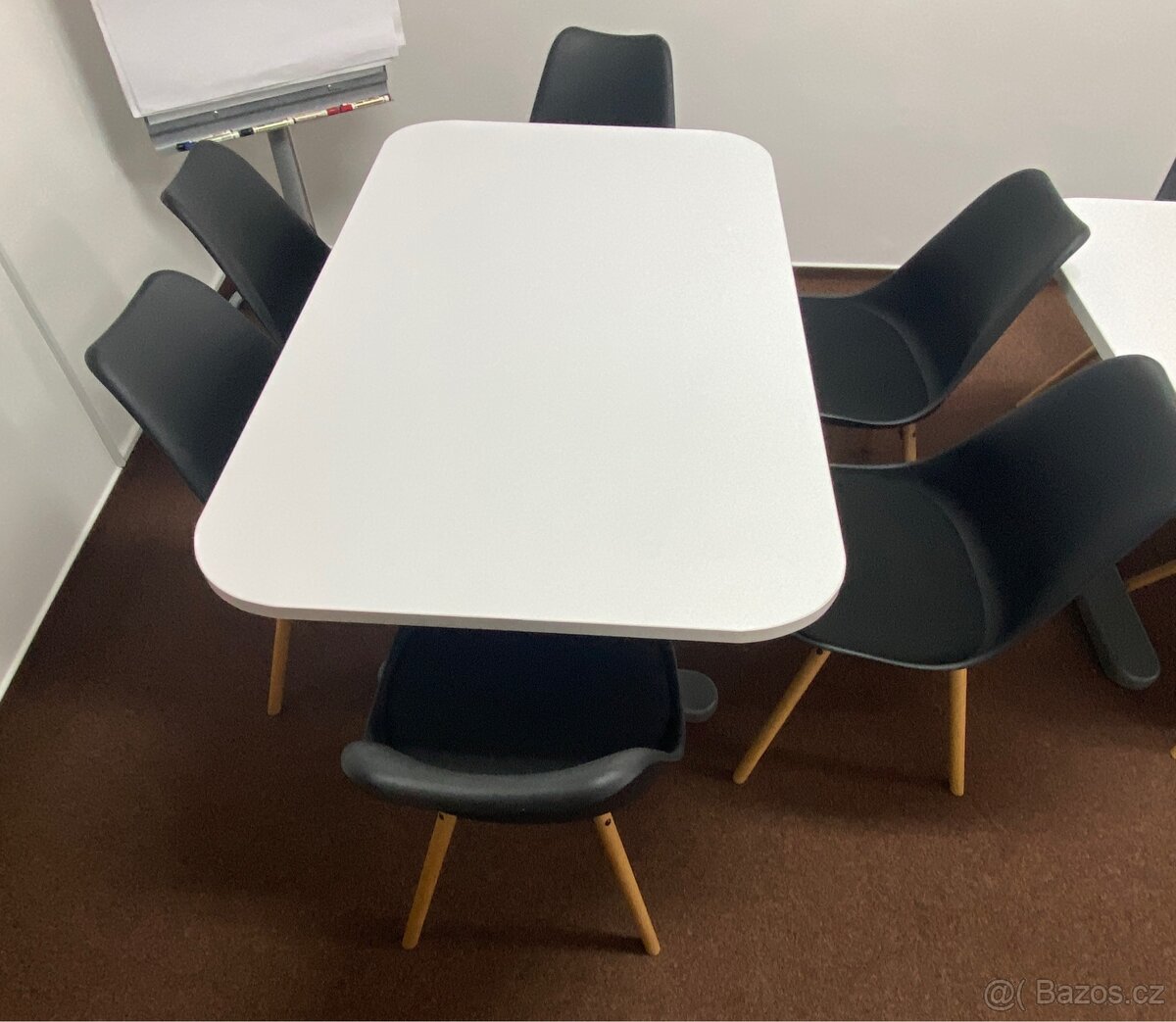 Polohovací stůl se židlemi