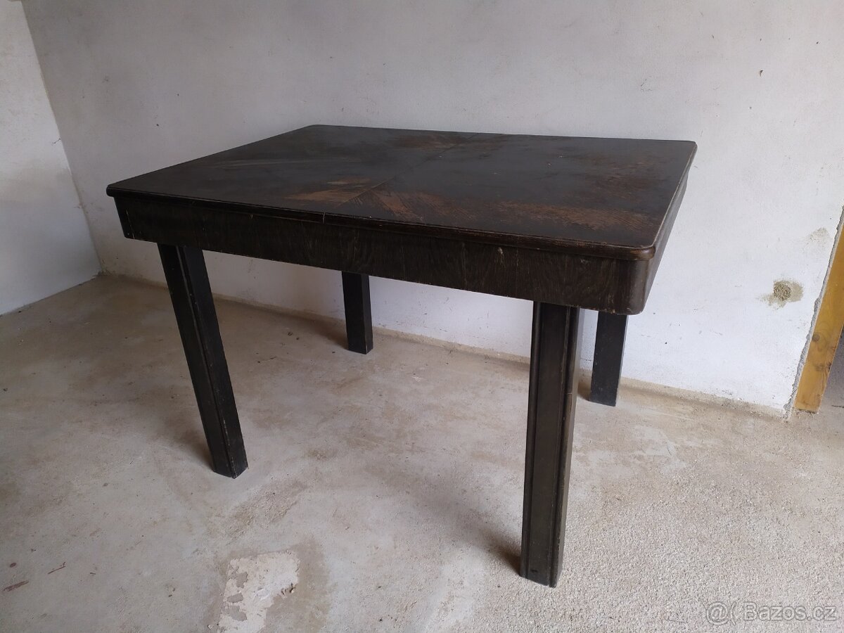 Dřevěný stůl