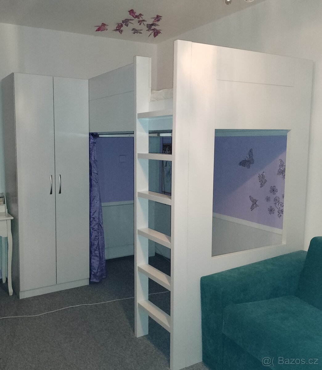 Poschoďová postel se skříní