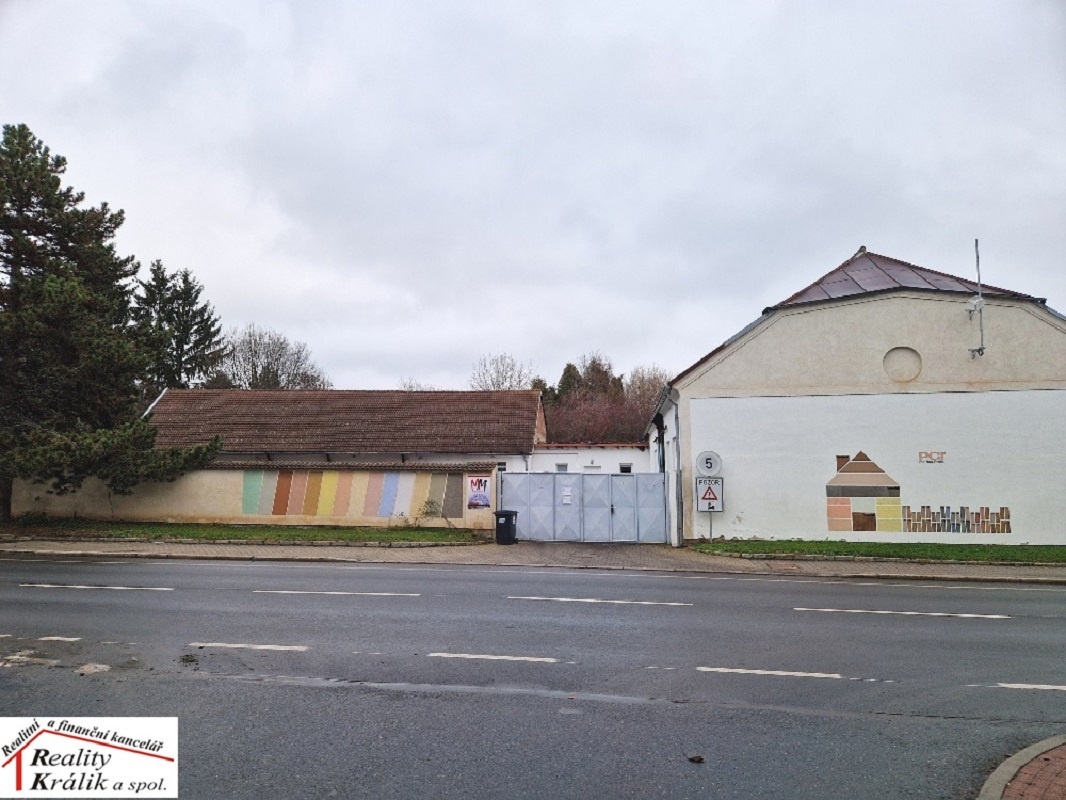 Obchodní prostor s uzavíratelným dvorem 1000m2, Čáslav