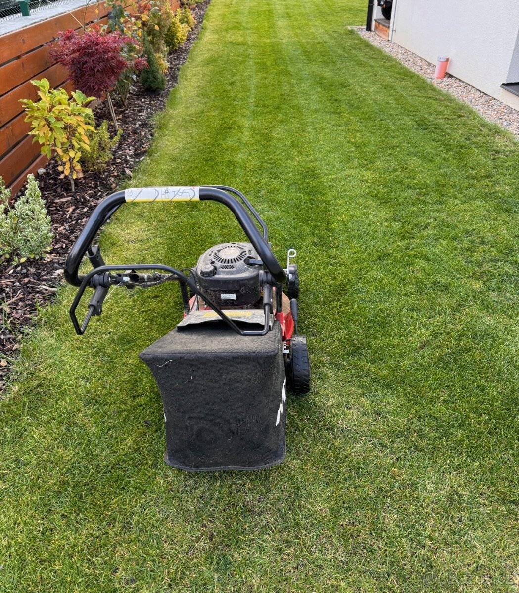 Benzínová sekačka na trávu