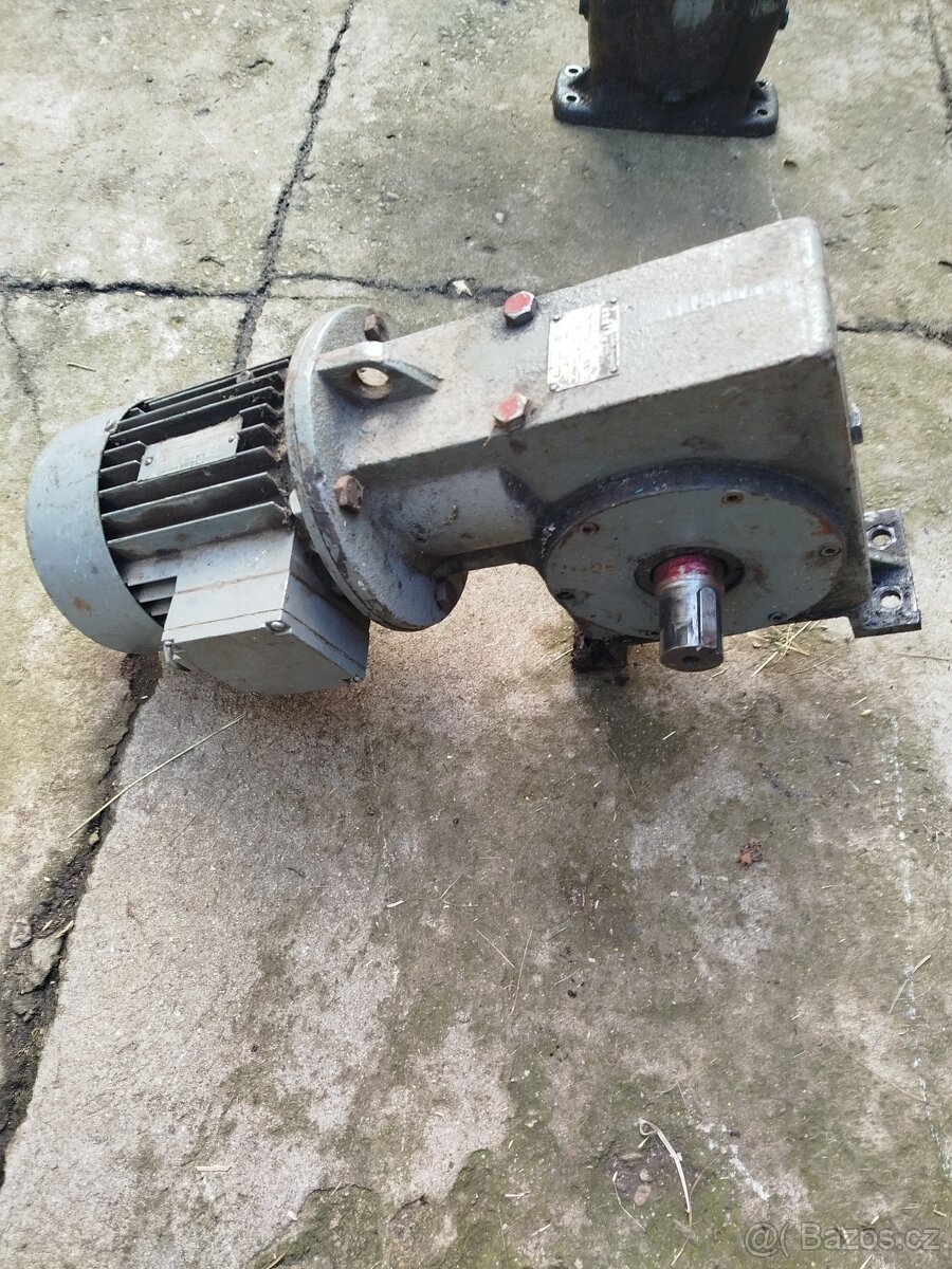 Elektromotor a převodovka