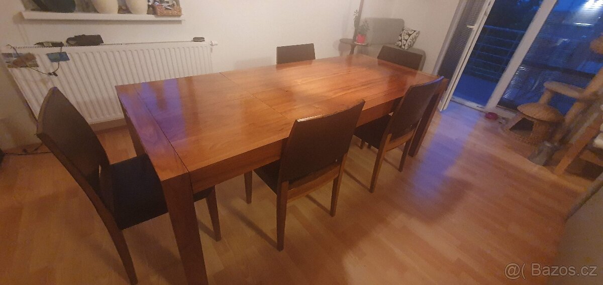 Rozkládací stůl pro 4 - 8 osob + židle