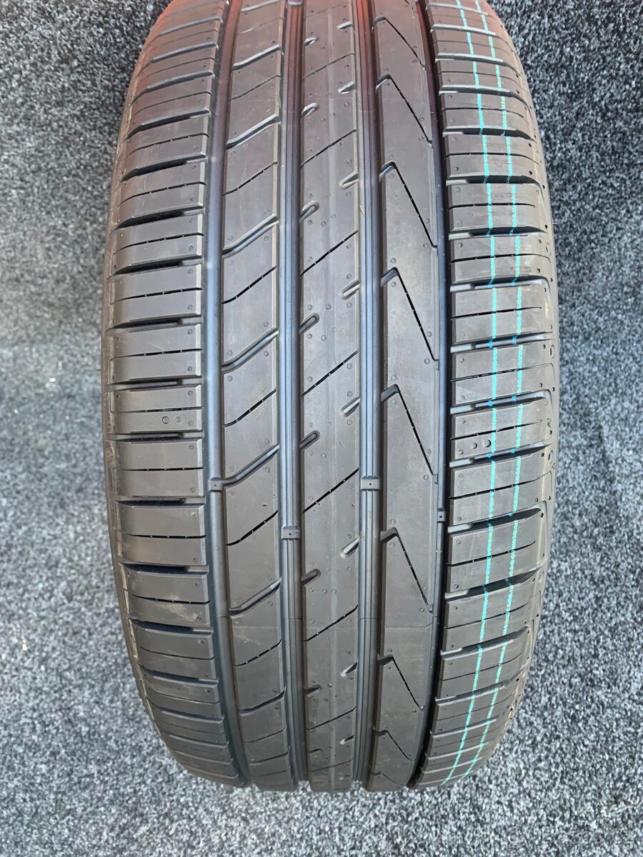 245/45R19 89W