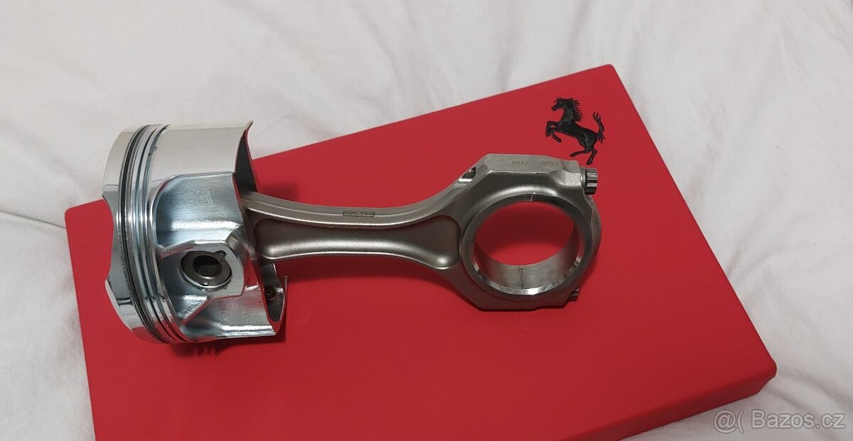 Originální ojnice Ferrari V12 s pístem - Trofej