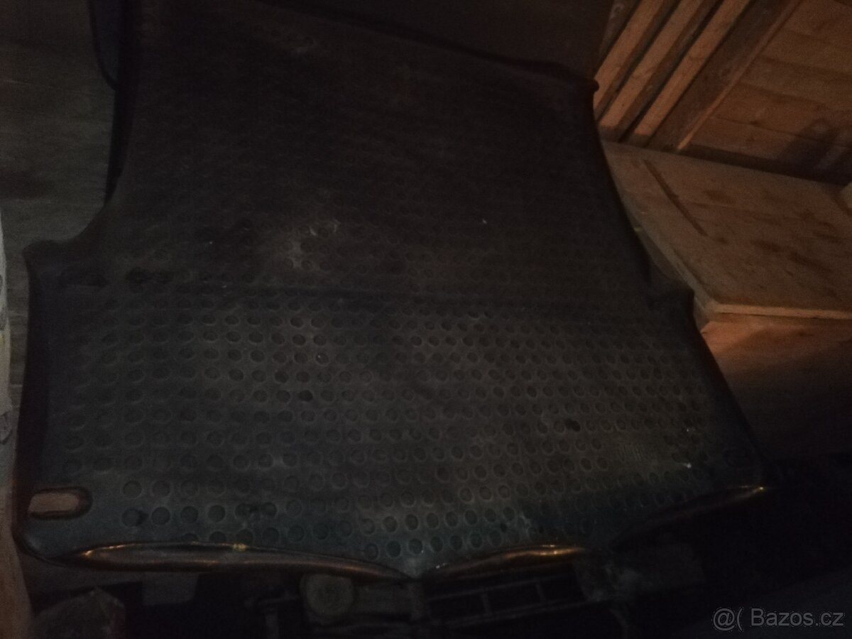 Octavia 2 plastové dno kufru