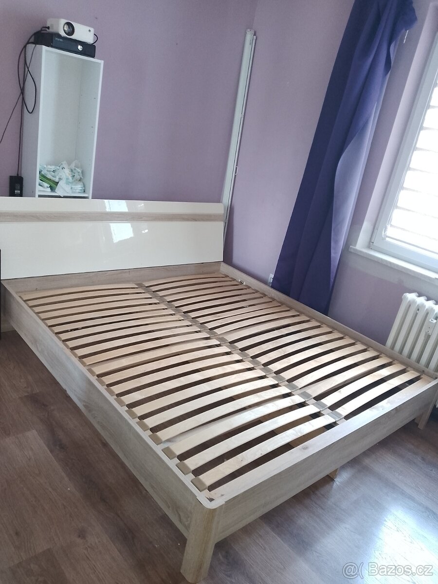 Manželská postel s roštem