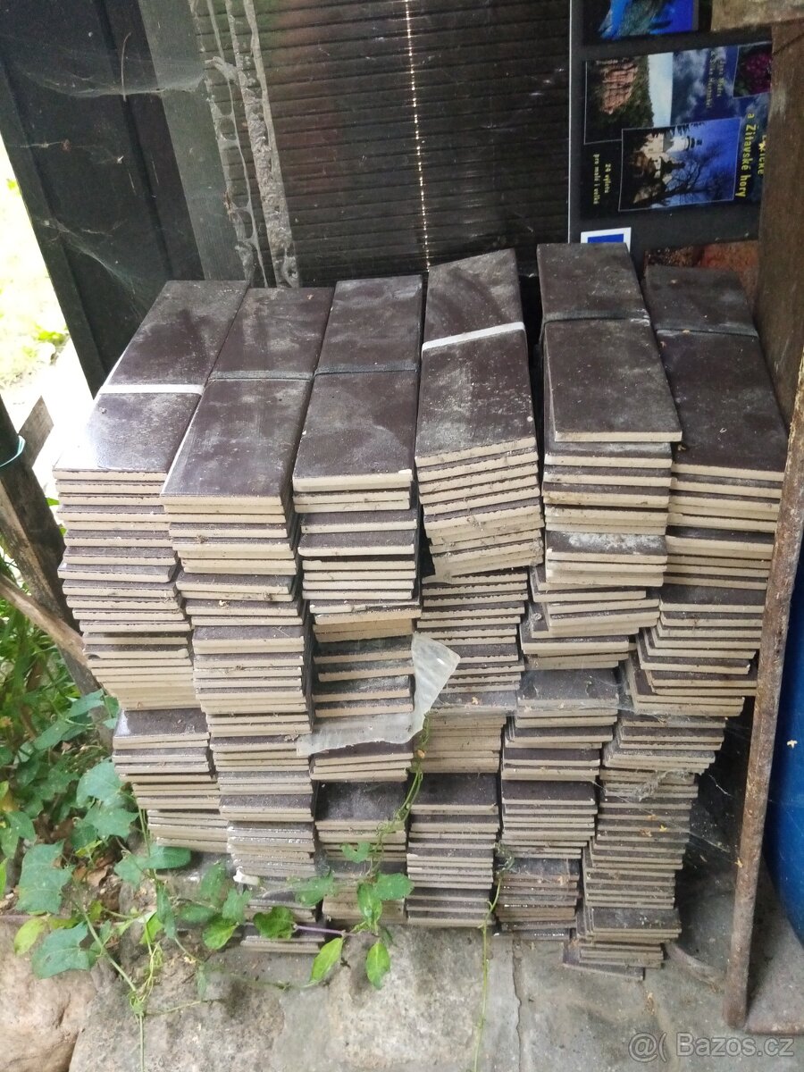 obkladové soklové alitové pásky 25x6,5 hnědé