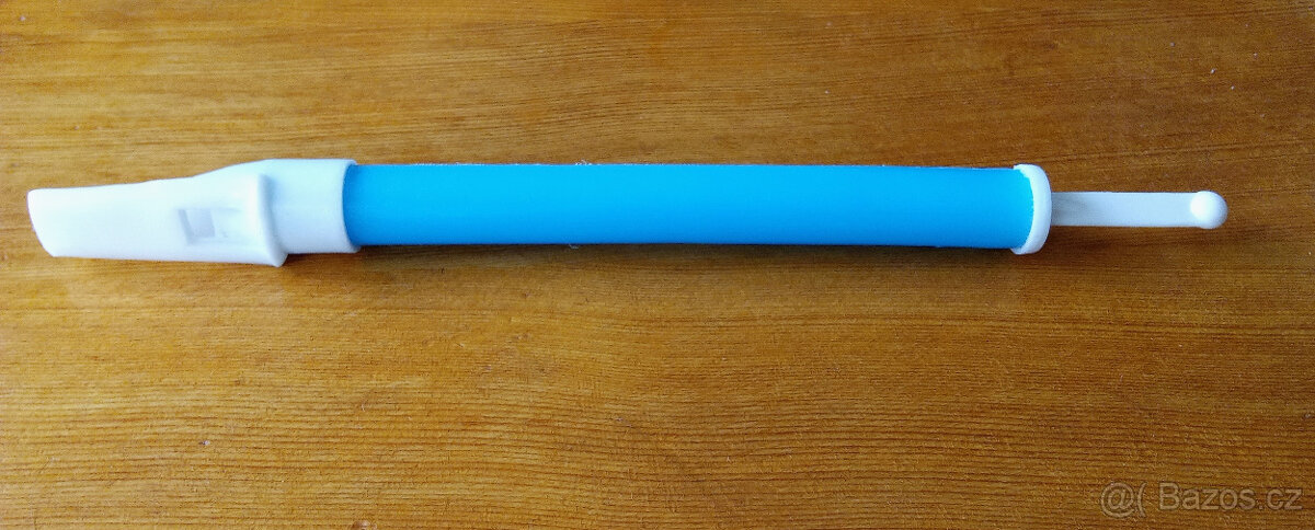 Dětská píštala s kolíkem na ladění zvuku, plast, retro.