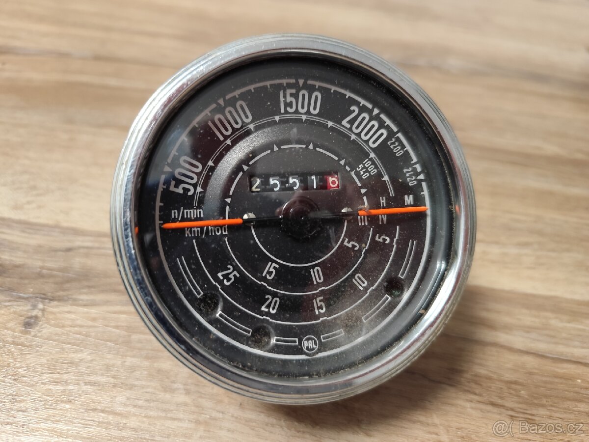 Otáčkoměr na Zetor