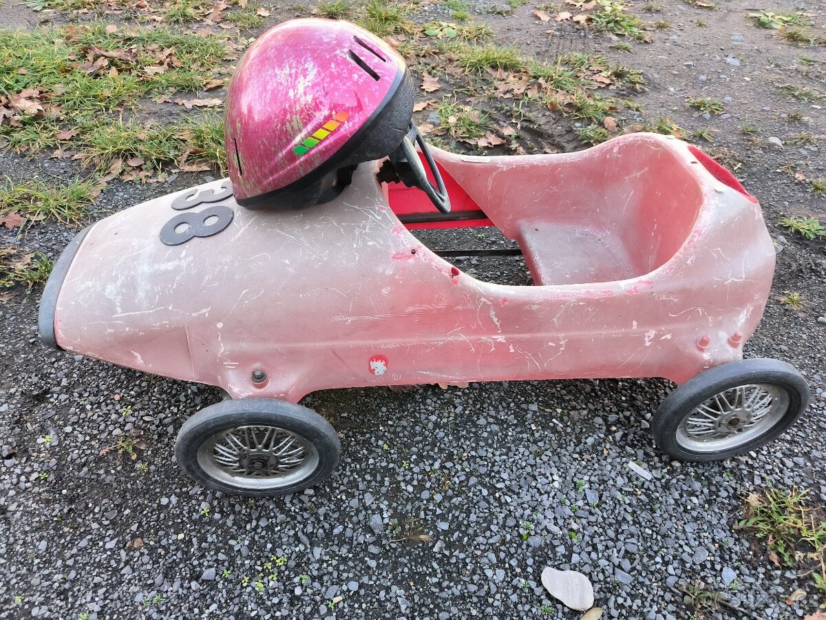Šlapací autíčko značky Ferrari