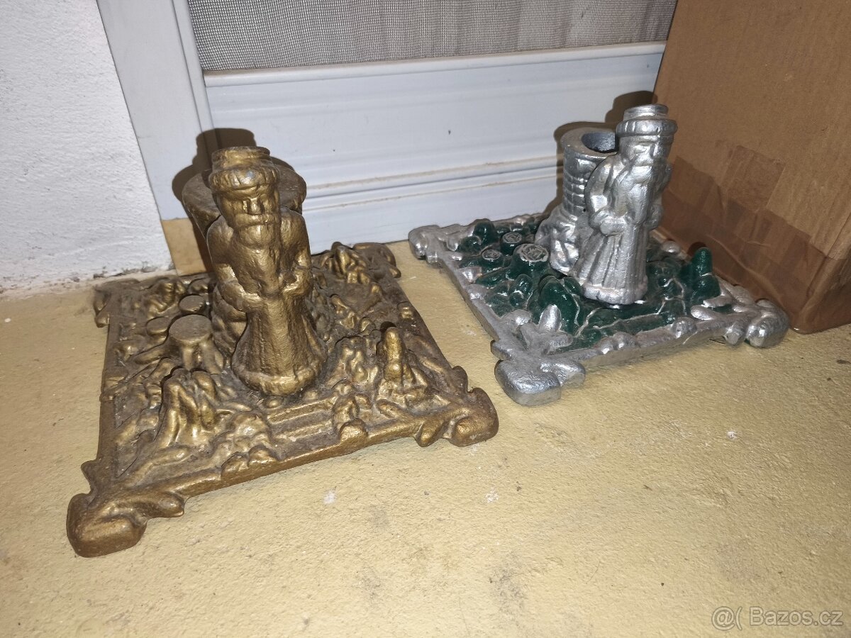 Staré litinové stojánky na vánoční stromeček