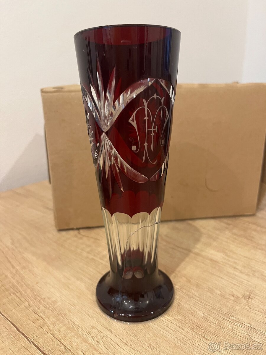 Stará rubínová váza - prasklá,na dekoraci