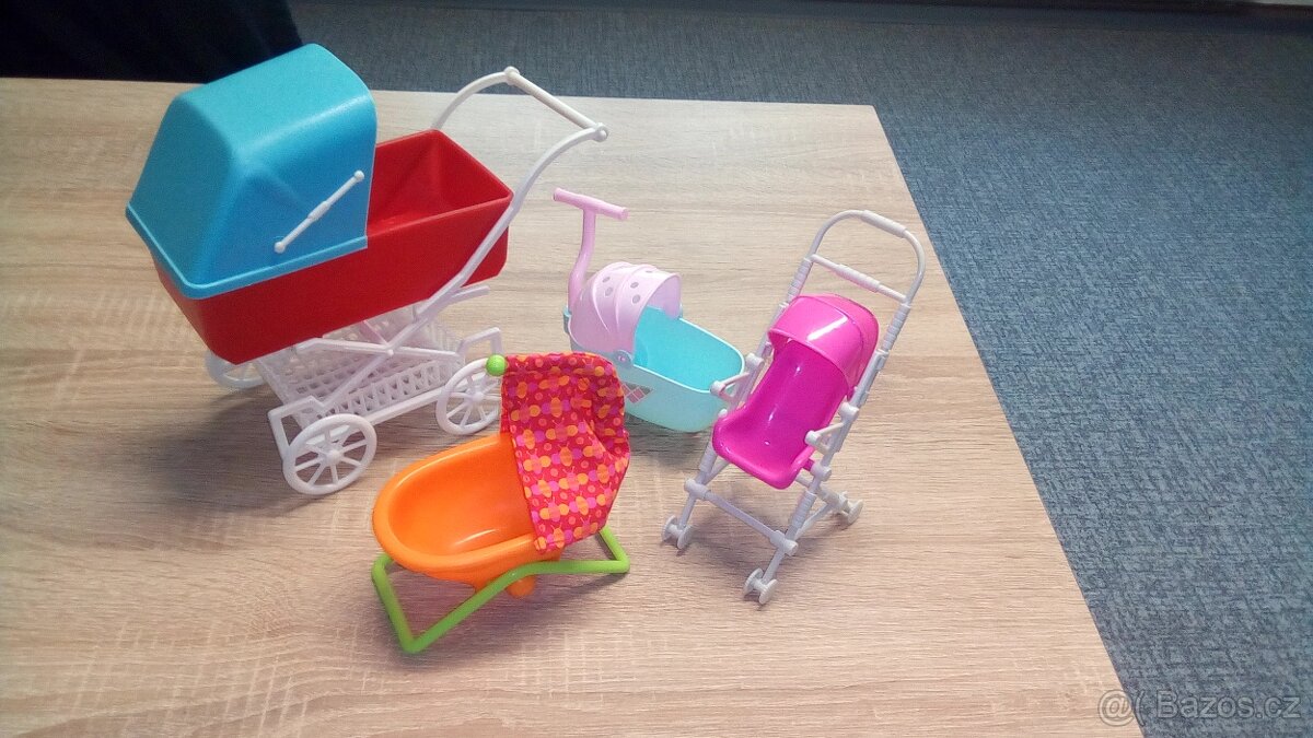 Kočárky ,postýlka pro malé panenky