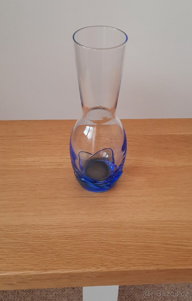 Skleněná váza, modro-bílé sklo
