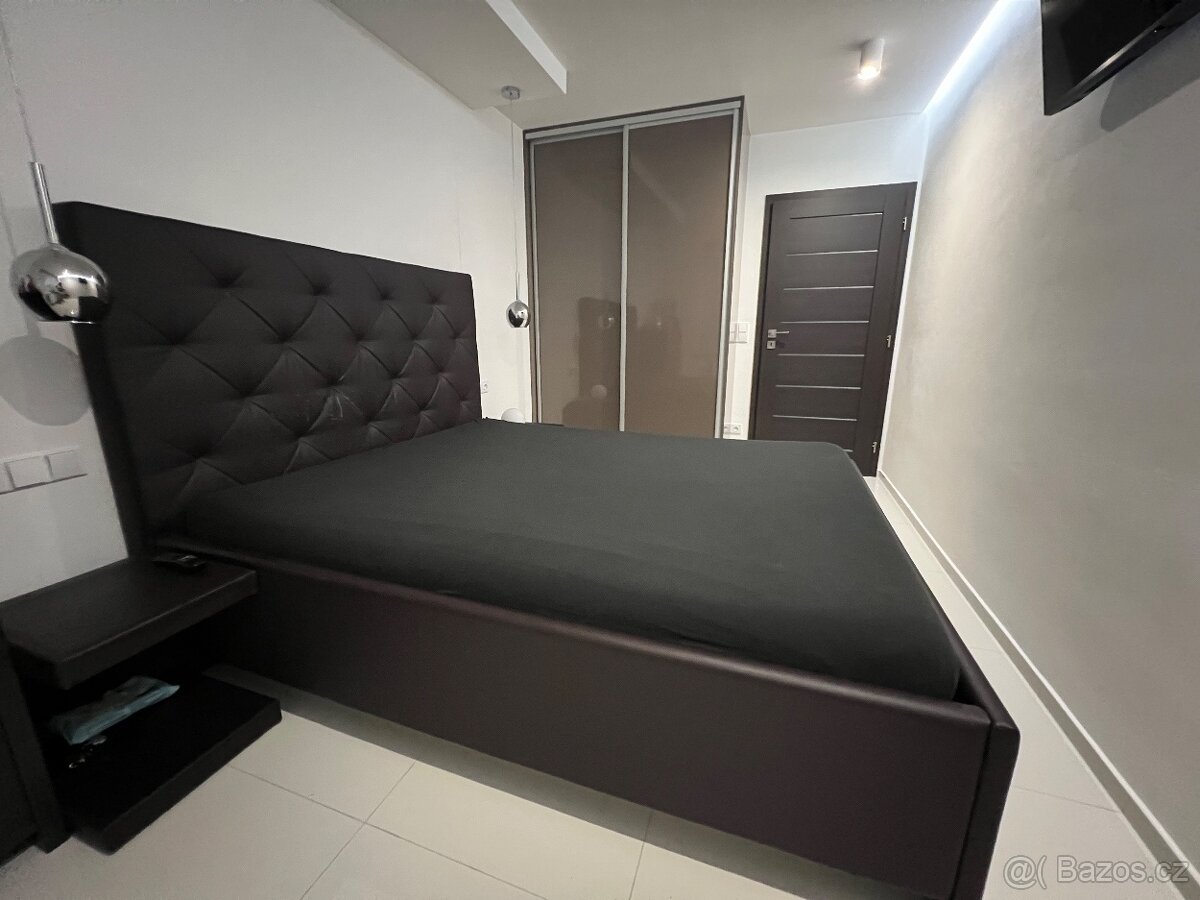 Manželská postel s rošty