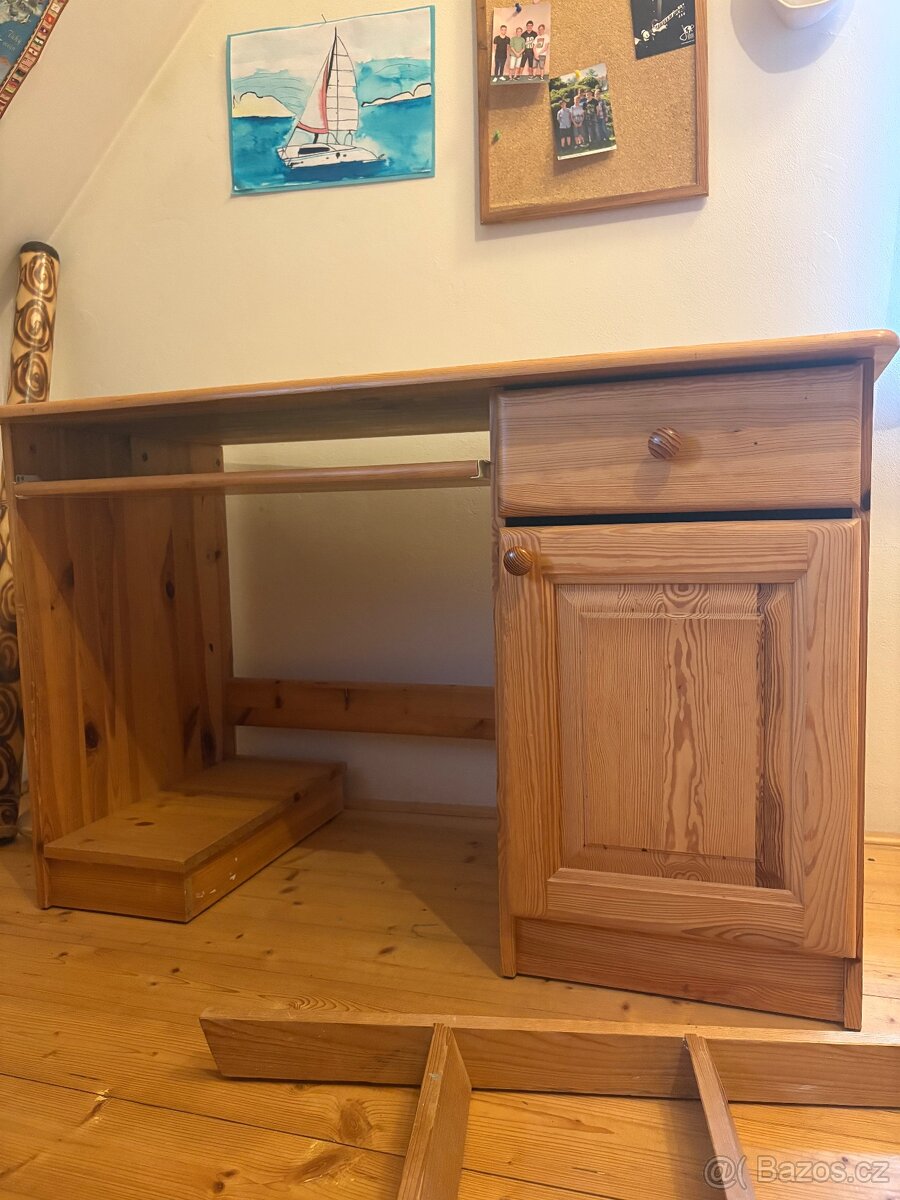 Zachovalý dřevěný psací stůl