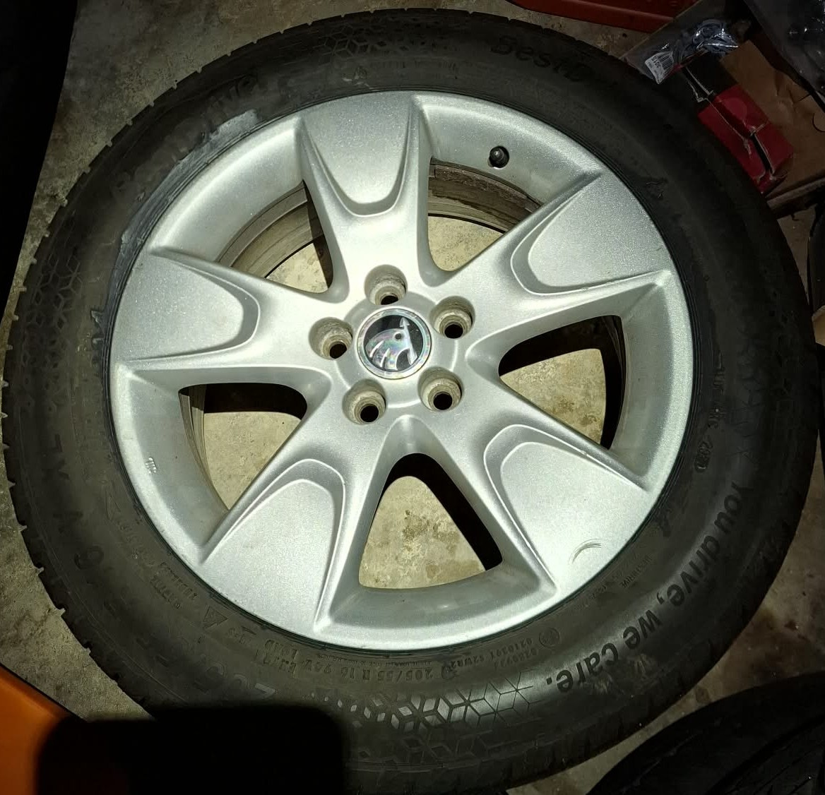 Alu kola original Škoda Scala + zimní pneu 5x100 r16