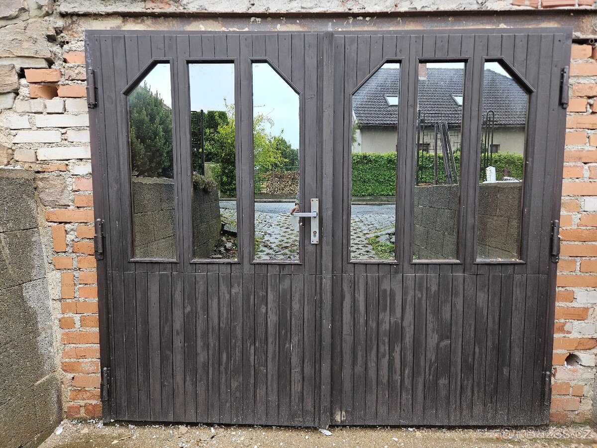 Dřevěná garážová vrata s železným rámem 220x190