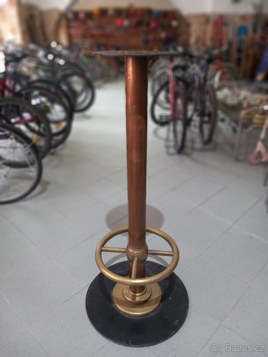 Konstrukce z barového stolku