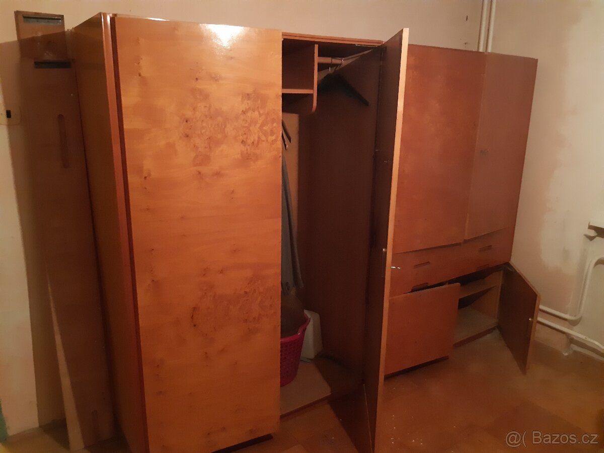 Darují skříně za odvoz ve výborném stavu