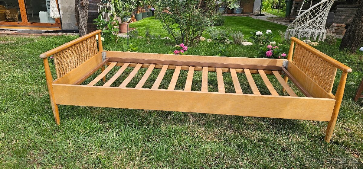 Dřevěná postel s proutěným čelem